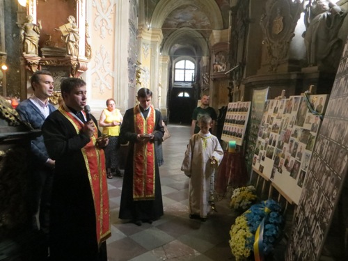 Меморіальну дошку на честь Героїв Небесної Сотні освятили Гарнізонному храмі Львова.(ФОТО)